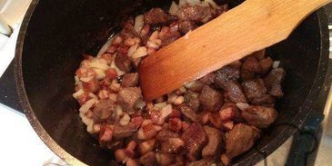 солянка с мясом и колбасой, тушеная на сковороде