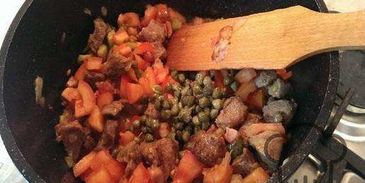 солянка с мясом и колбасой, тушеная на сковороде