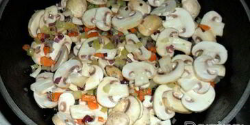 суп-солянка с грибами и капустой