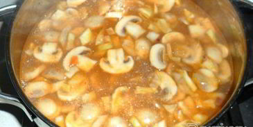 суп-солянка с грибами и капустой