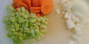 суп-пюре с курицей, овощами и пармезановыми гренками