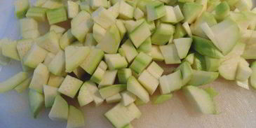 суп-пюре с курицей, овощами и пармезановыми гренками