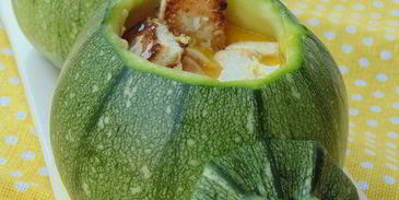 суп-пюре с курицей, овощами и пармезановыми гренками