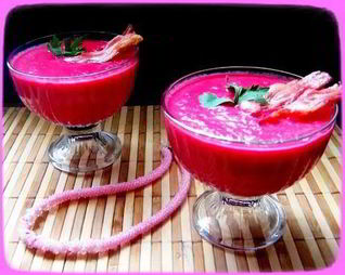 Свекольный суп-пюре с яблоками и беконом