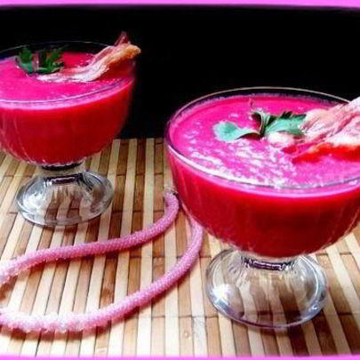 Свекольный суп-пюре с яблоками и беконом