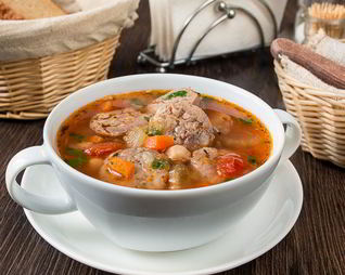 Суп с деревенскими колбасками и нутом