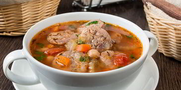 суп с деревенскими колбасками и нутом