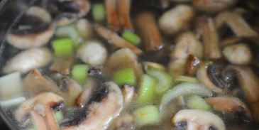 сырный крем-суп с грибами и сельдереем