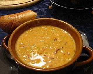 Сырный суп-пюре с гренками, луком и зеленью