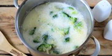 сырный суп с брокколи в булочках