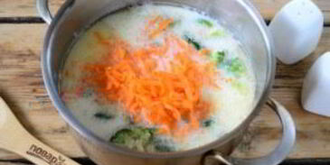 сырный суп с брокколи в булочках