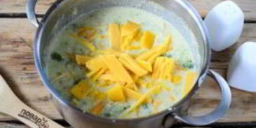 сырный суп с брокколи в булочках