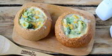 сырный суп с брокколи в булочках