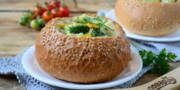 сырный суп с брокколи в булочках