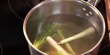 том кха гай — куриный суп с кокосовым молоком и галангалом