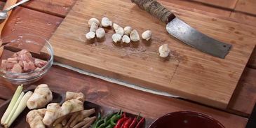 том кха гай — куриный суп с кокосовым молоком и галангалом