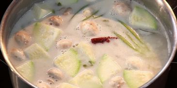 том кха гай — куриный суп с кокосовым молоком и галангалом