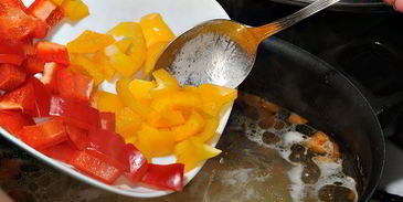 острый рыбный суп — уха с венгерским акцентом