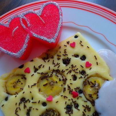 Блинчик на противне с бананом, черникой и клубничным соусом