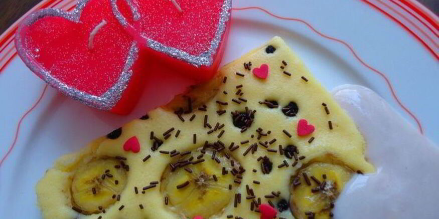 Рецепт блинчика на противне с бананом, черникой и клубничным соусом