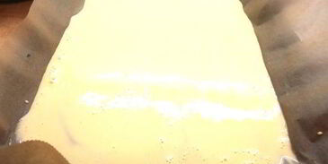 блинчик на противне с бананом, черникой и клубничным соусом