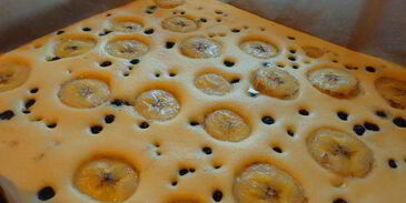 блинчик на противне с бананом, черникой и клубничным соусом