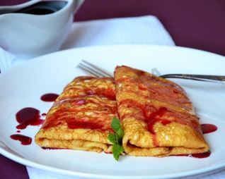 Блинчики с начинкой под вишневым соусом