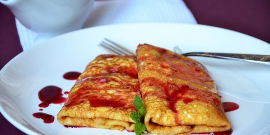 Рецепт блинчиков с начинкой под вишневым соусом