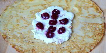 блинчики с начинкой под вишневым соусом