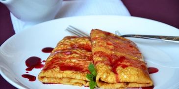 блинчики с начинкой под вишневым соусом