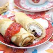 Рецепт Блинов на сливках с творогом и клубничным джемом