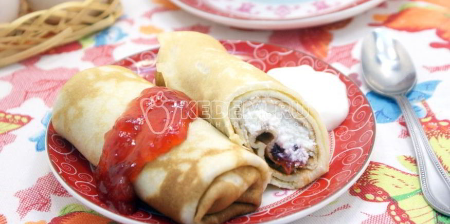 Рецепт блинов на сливках с творогом и клубничным джемом