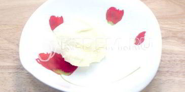 блины на сливках с творогом и клубничным джемом