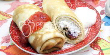 блины на сливках с творогом и клубничным джемом