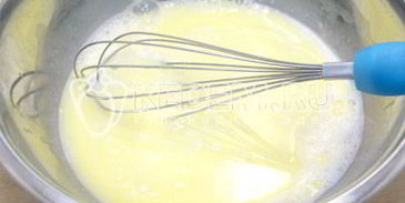 блины на сливках с творогом и клубничным джемом