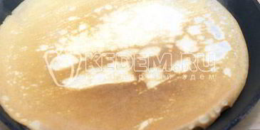 блины на сливках с творогом и клубничным джемом