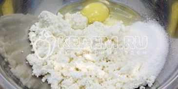 блины на сливках с творогом и клубничным джемом