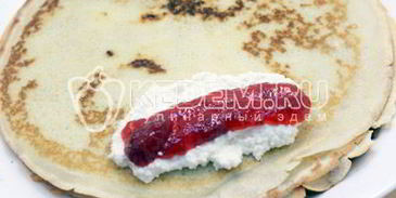 блины на сливках с творогом и клубничным джемом