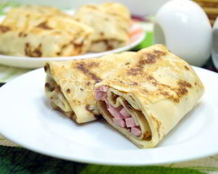 Блины с колбасой и сыром