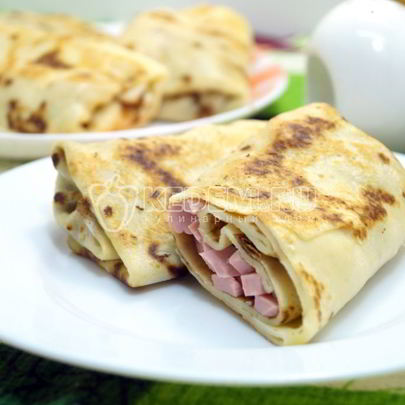 Блины с колбасой и сыром