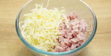 блины с колбасой и сыром