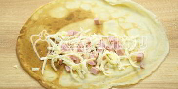 блины с колбасой и сыром