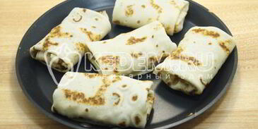 блины с колбасой и сыром