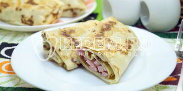 блины с колбасой и сыром