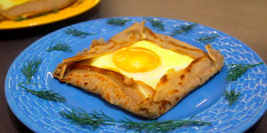 Рецепт бретонских блинов с глазуньей