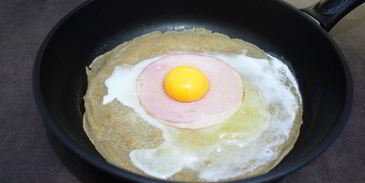 бретонские блины с глазуньей