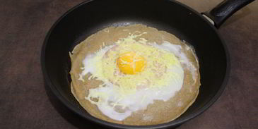 бретонские блины с глазуньей