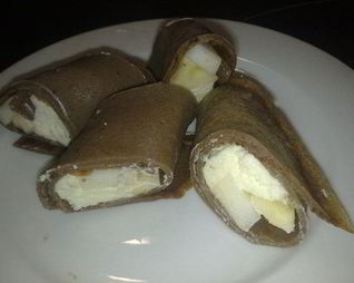 Шоколадные блины с фруктами