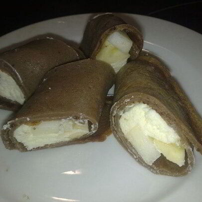 Шоколадные блины с фруктами