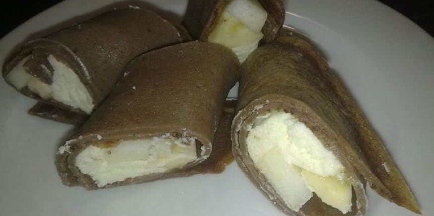 Рецепт шоколадных блинов с фруктами